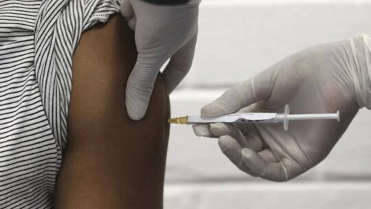 Lo stop del vaccino di AstraZeneca avrà conseguenze sugli altri «finalisti»?