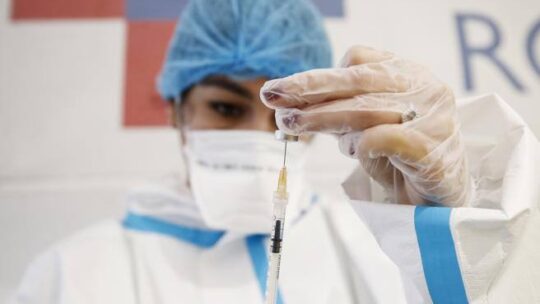 Covid, infermiera spagnola positiva 24 ore dopo aver ricevuto il vaccino: che cosa è successo
