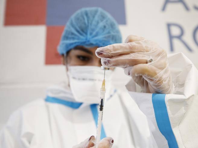 Covid, infermiera spagnola positiva 24 ore dopo aver ricevuto il vaccino: che cosa è successo