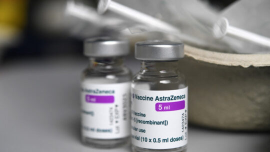 “Nessuna prova di legami fra AstraZeneca e i casi di trombosi, dice l’Authority britannica