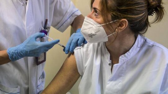 La Francia accelera:  in un giorno   437 mila vaccinazioni. Record in Germania: ieri 656 mila dosi