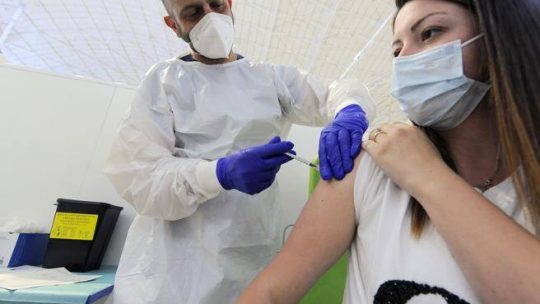 Abrignani: «Da vaccinati siamo contagiosi fino al 90 per cento in meno»