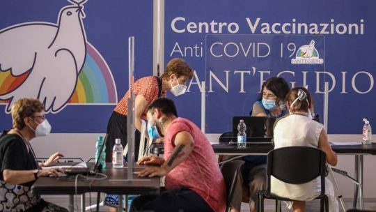 L’immunità di gregge resta lontana: il piano prevede l’80% di vaccinati a metà ottobre