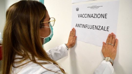 Influenza, primi casi a Milano e Torino. Pregliasco: “Il virus sta per alzare la cresta”