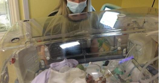 In Gran Bretagna una neonata è morta di Covid a soli 9 giorni: era stata contagiata dalla madre non vaccinata