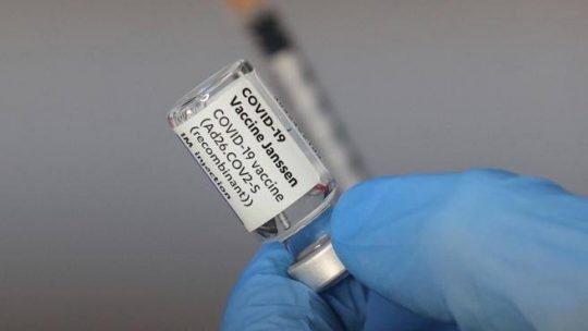 L’ad di Pfizer: «Servirà un vaccino all’anno per un po’». Isolati  130 passeggeri del  volo Roma-Alghero