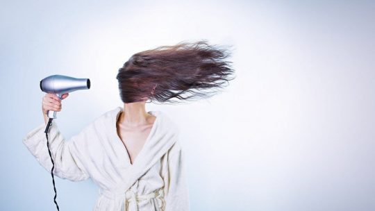 Stress da pandemia, e i capelli cadono (soprattutto alle donne)