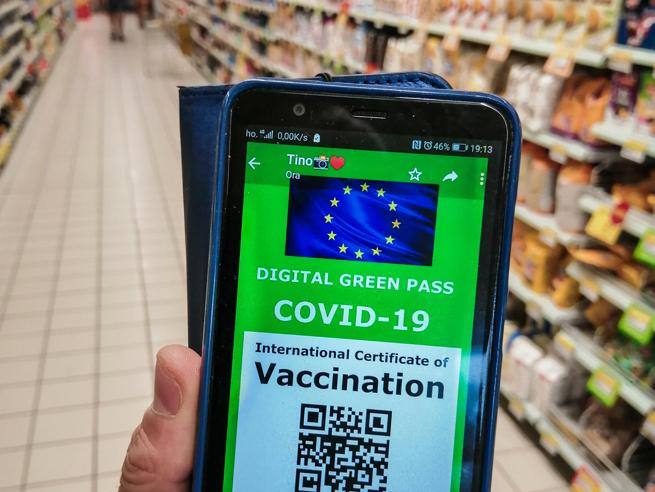 Figliuolo: «Italia terza in Ue per vaccinazioni. Raggiunto il 69,5% della popolazione con booster»