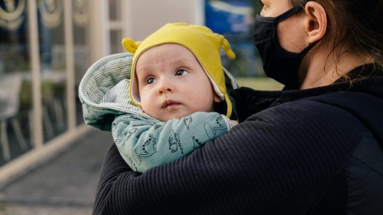 Nati durante la pandemia: così isolamento e stress materno danneggiano i bimbi
