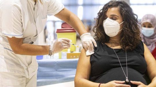 Il vaccino anti Covid è sicuro nei primi mesi di gravidanza?