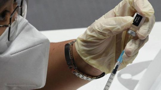 Vaccino Covid, quarta dose per gli immunodepressi: il via libera da Aifa