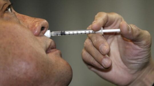 Covid, per sconfiggere l’epidemia puntiamo sui vaccini orali o nasali
