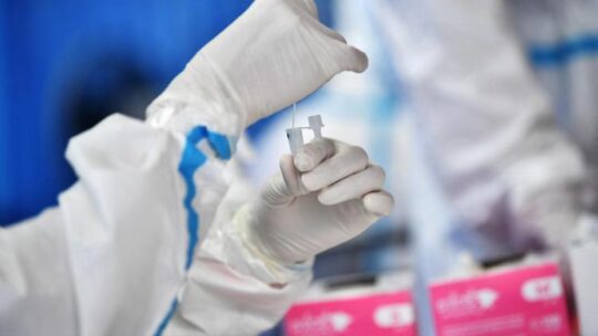 Covid, Pfizer-Biontech e la sfida del vaccino a lunga durata contro tutte le varianti