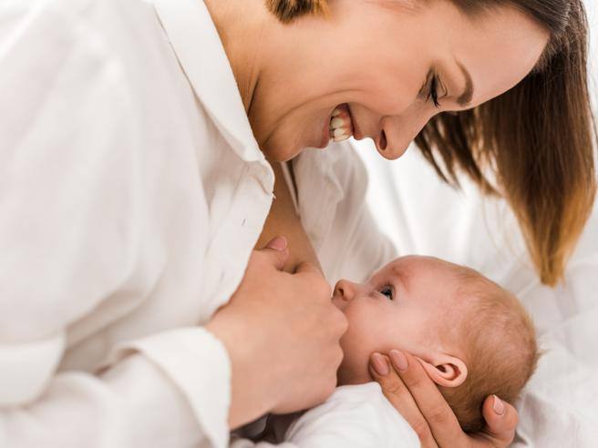 Covid: il latte materno delle donne vaccinate protegge anche i neonati