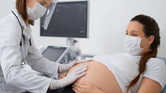 Covid, per le donne in gravidanza il rischio morte è otto volte più alto