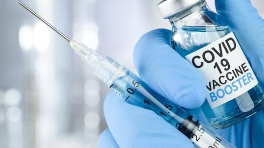 Vaccini Covid, nessun aumento di rischi di malattie al cuore: lo studio