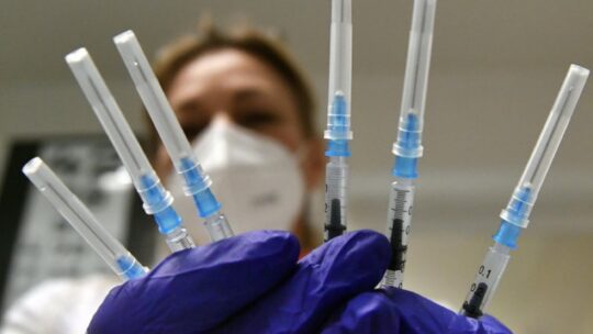 Covid, le super varianti adesso sfidano i vaccini